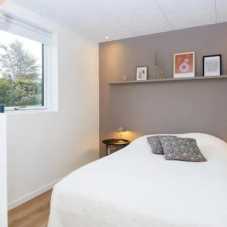 9 Person In Glesborg-by Traum