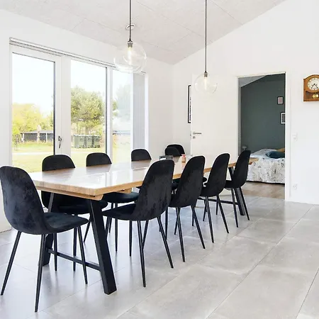 9 Person In Glesborg-by Traum