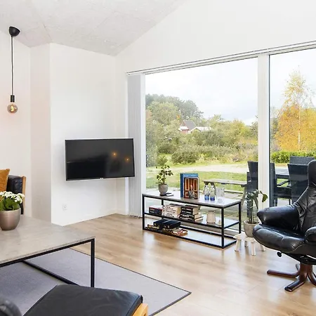 9 Person In Glesborg-by Traum *