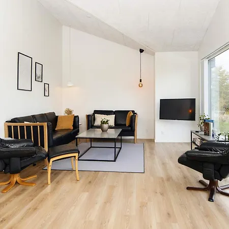 9 Person In Glesborg-by Traum